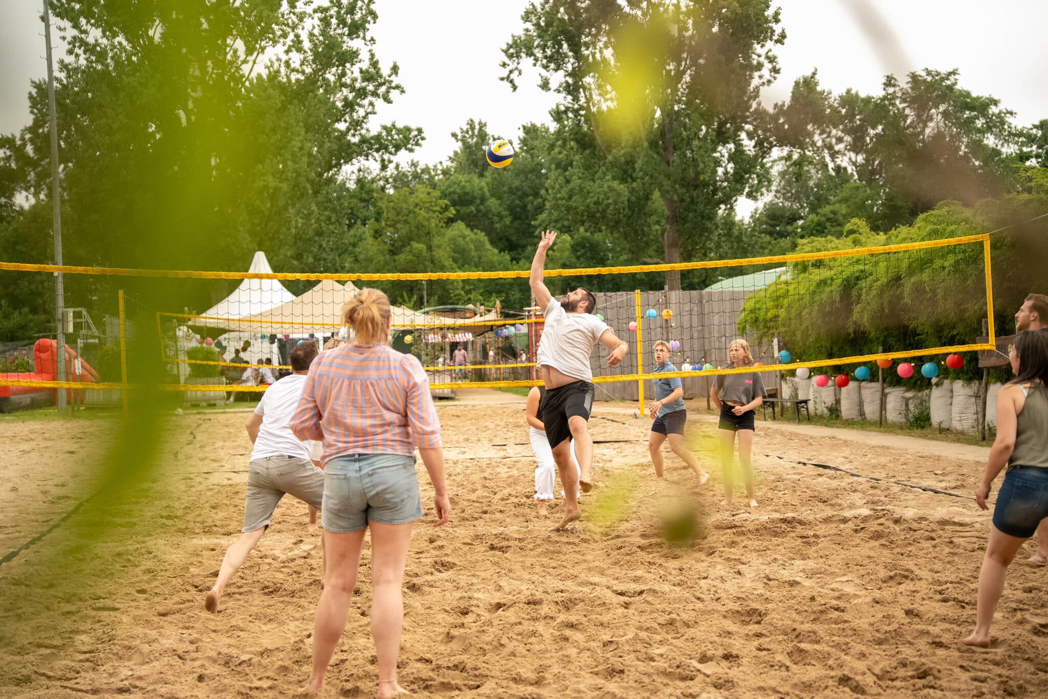 Collega’s in actie tijdens het volleybal